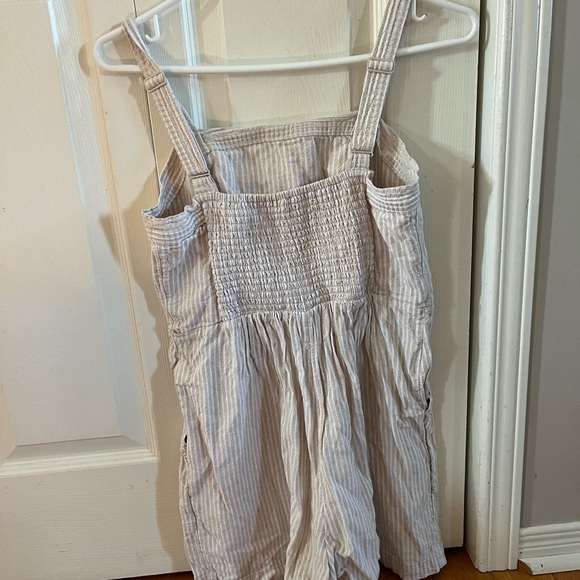 Old Navy size medium short jumper, beige and white stripped. - Picture 2 of 3